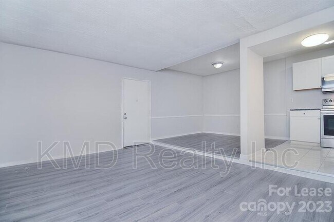 Building Photo - 805 High Meadows Ln