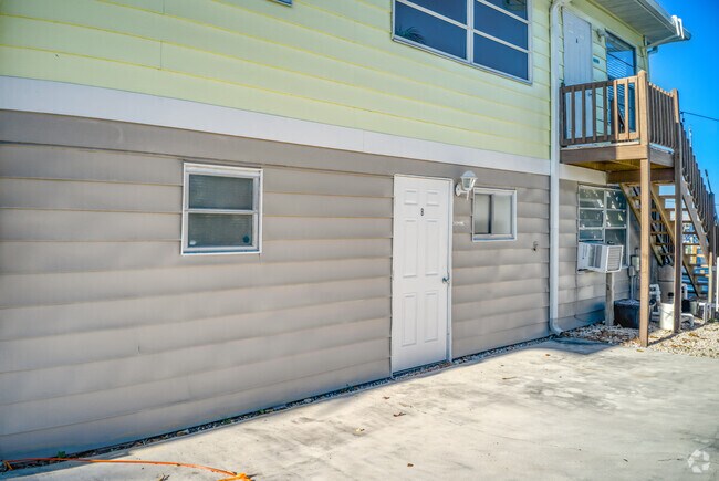 Room Entrane - 601 Estero Blvd