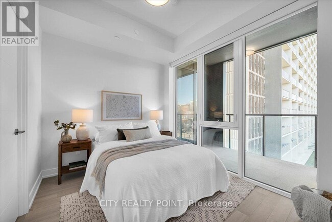 Photo du bâtiment - 664 Spadina Ave.