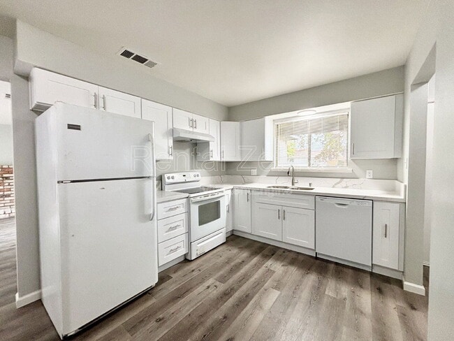 Building Photo - 3275 Cheyenne Dr