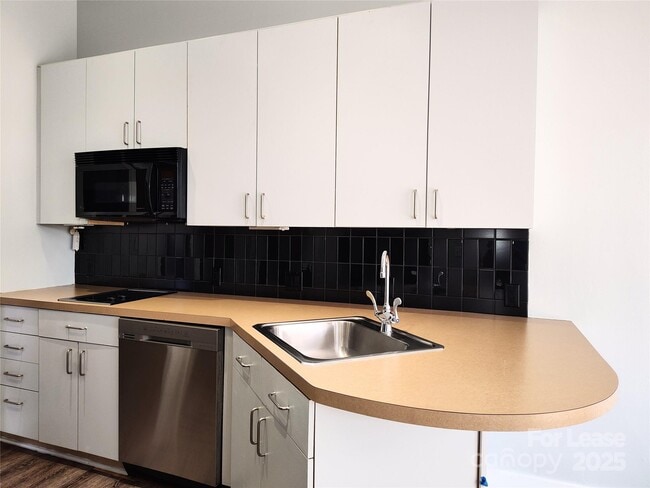 Building Photo - 514 W 10th St