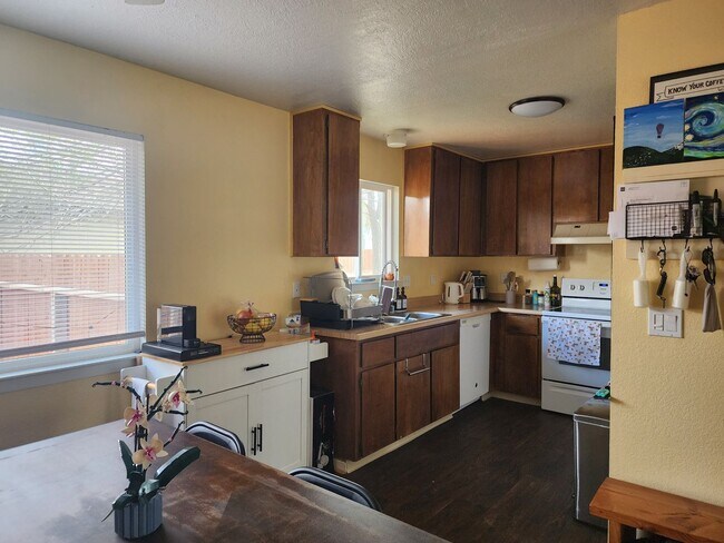 Foto del edificio - 1319 Langley Dr