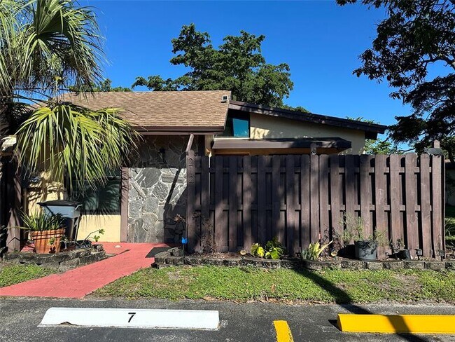 Foto del edificio - 212 Briarwood Cir