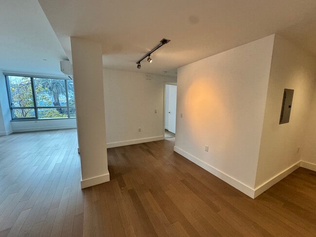 Building Photo - 8 Buchanan-301