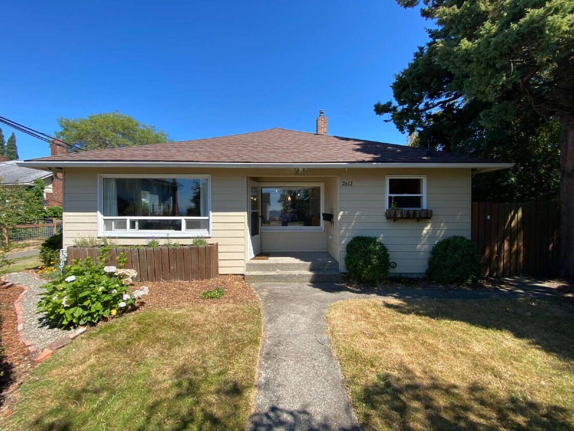 Foto principal - Charming 3-Bedroom Home with Massive Detac...