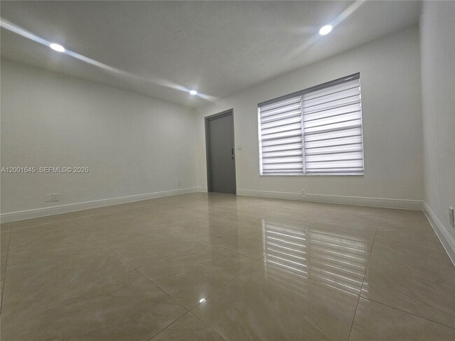 Building Photo - 700 NE 46th Ct