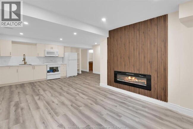 Building Photo - 1081 Treverton Crescent