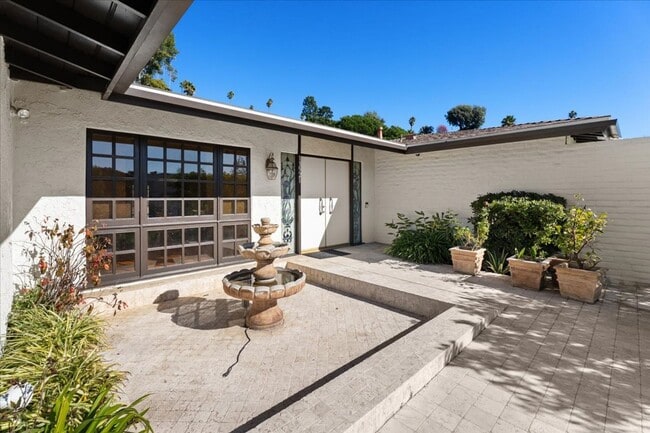 Foto del edificio - Mandeville Canyon Gem with a Fabulous Pool