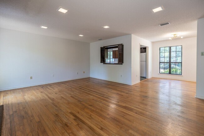 Foto del edificio - 3-Bedroom, 2-Bath with Den in Spanish Fort Estates