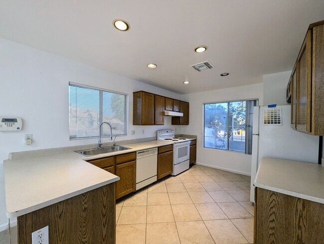 Foto del edificio - 6780 N 74th Dr
