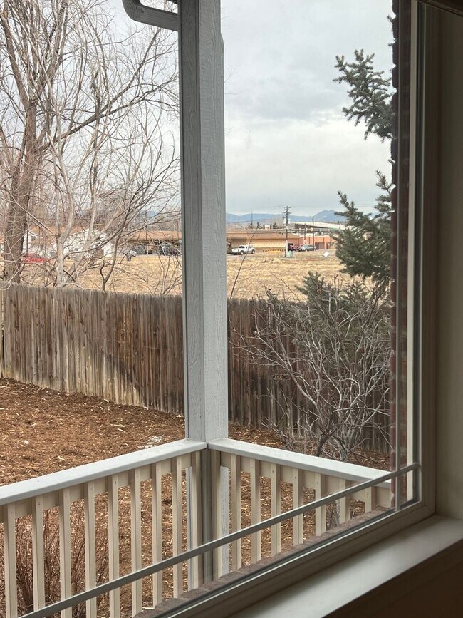 Foto del edificio - Gorgeous end unit townhome with one car ga...