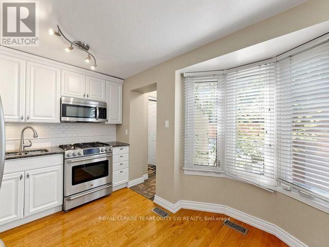 Photo du bâtiment - 601 Roehampton Ave
