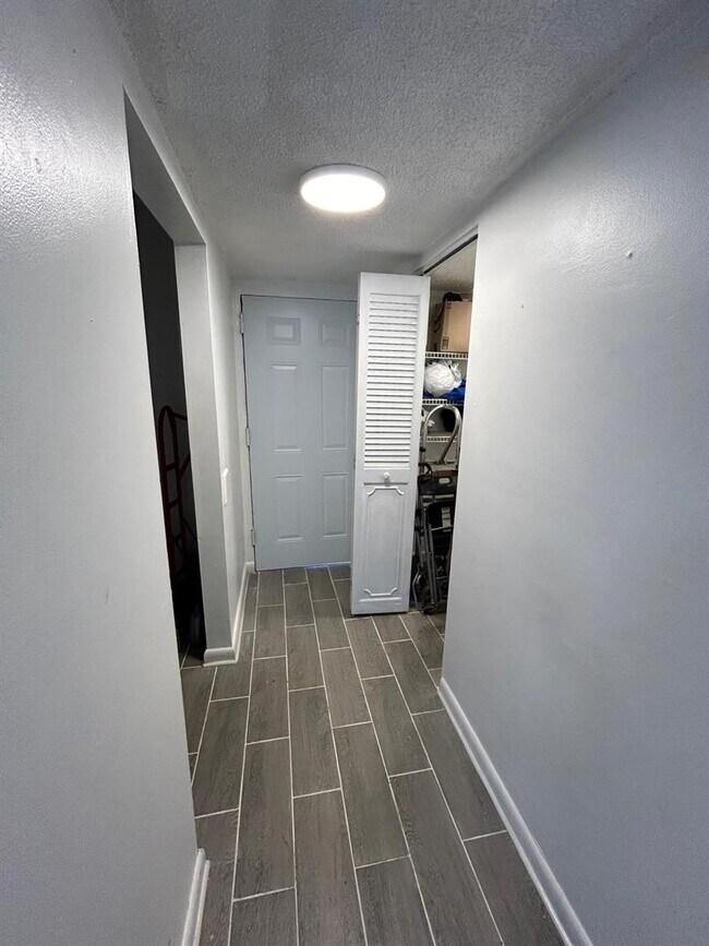 Building Photo - 2850 Somerset Dr