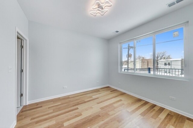 Building Photo - 1338 N Hamlin Ave