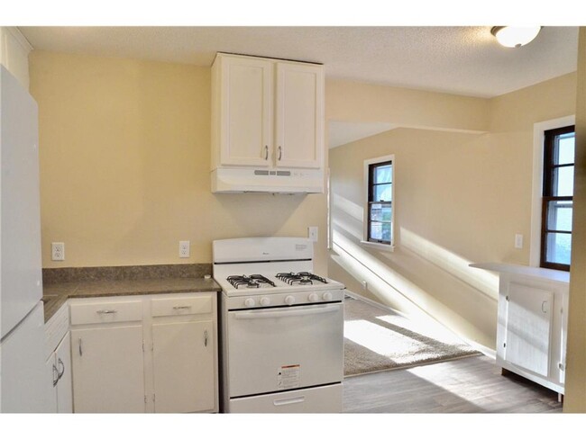 Building Photo - Large 1 bedroom side by side - Section 8 a...