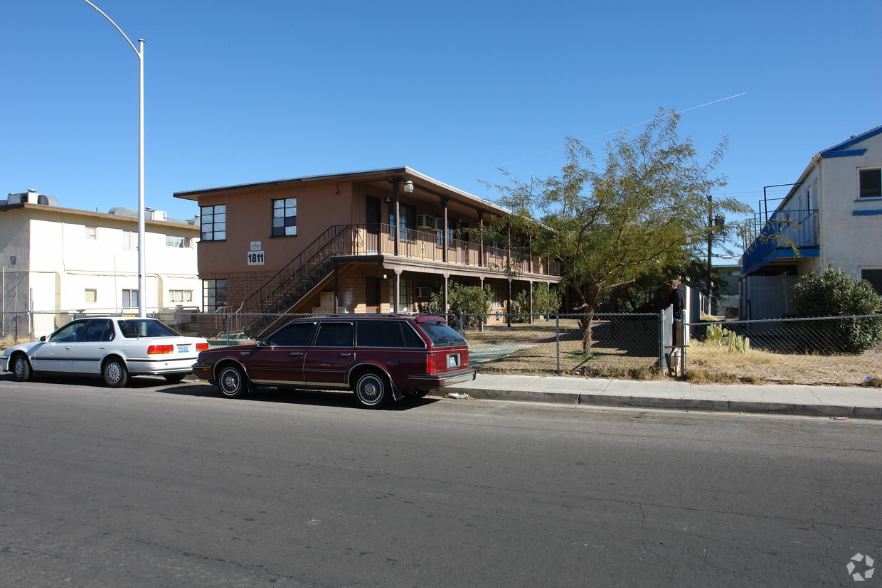 Building Photo - 1811 Santa Paula Dr