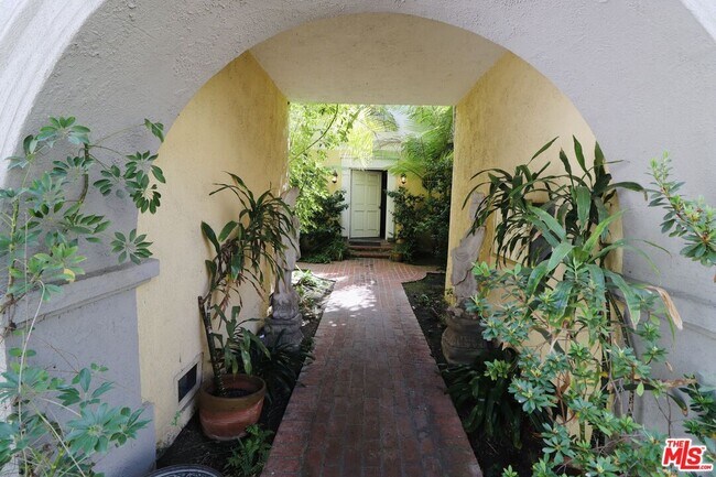 Foto del edificio - 9066 Shoreham Dr