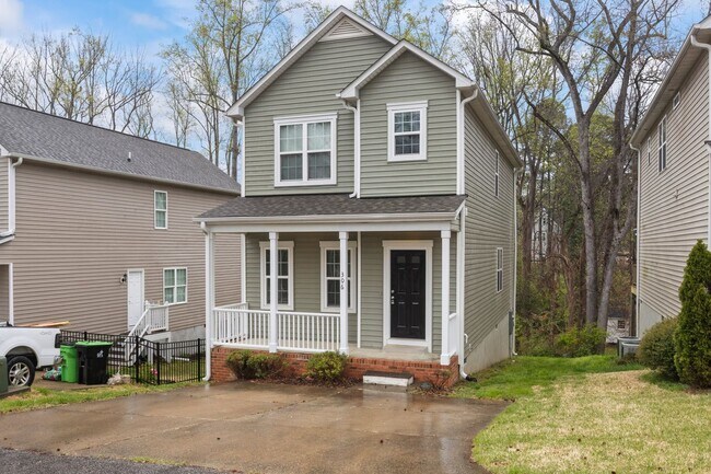 Foto del edificio - Spacious Home near Downtown Apex!