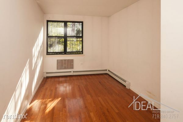 Building Photo - 302 Hart St