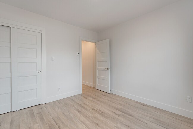 Building Photo - 5915 Décarie