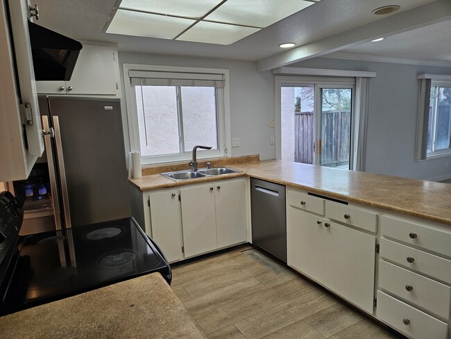 Building Photo - 6303 Rubicon Ave