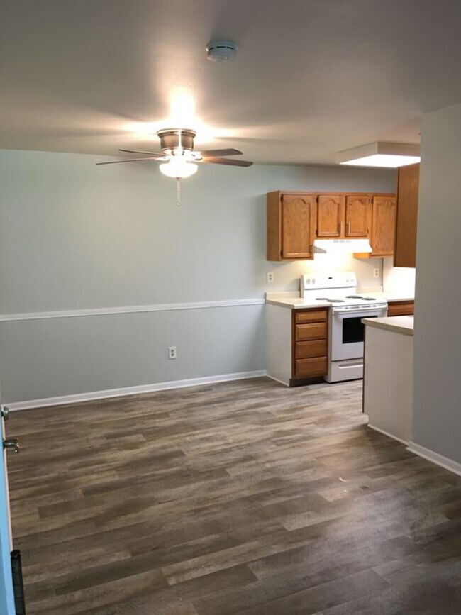 Building Photo - 822 N Thompson Dr
