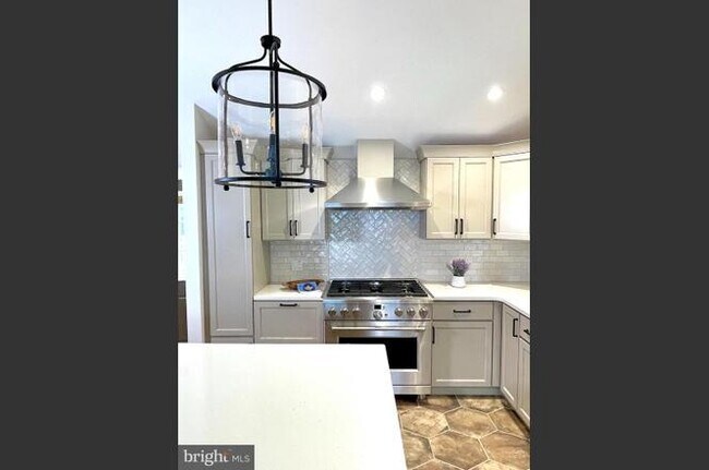 Foto del edificio - 540 W Springfield Rd