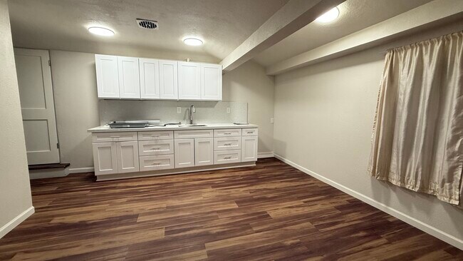 KITCHEN - 4400 N Lakewood Blvd