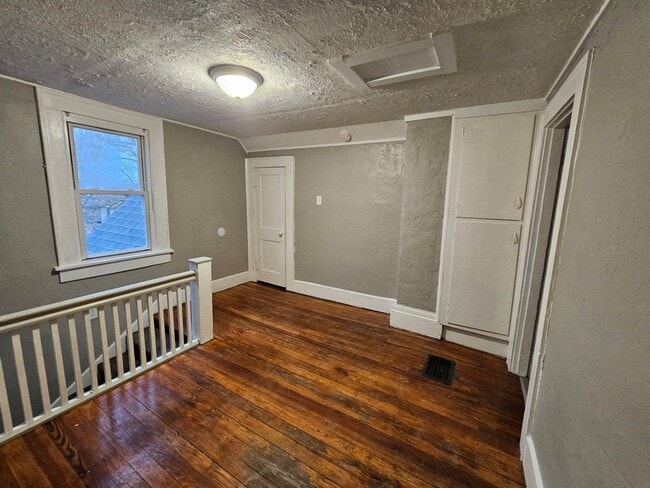 Building Photo - 813 E 29th St