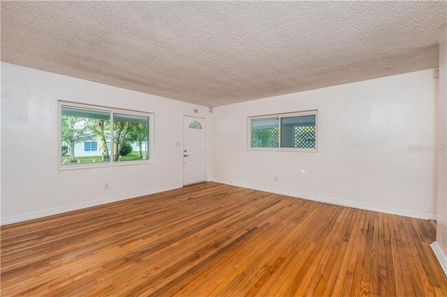 Foto del edificio - 1766 Miller Ave