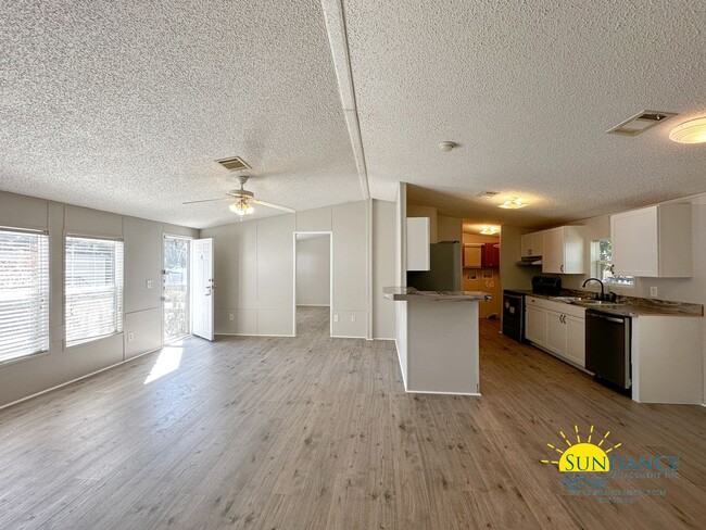 Building Photo - Nicely Remodeled 3 Bedroom Unit in Fort Wa...