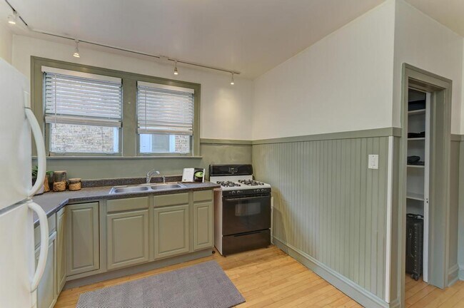 Foto del edificio - 6738 N Rockwell St