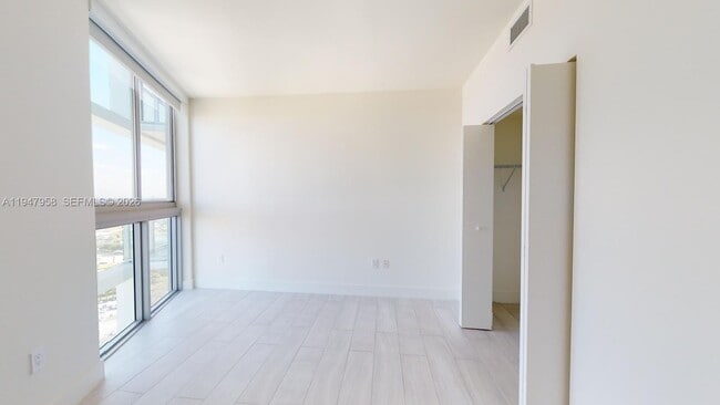 Foto del edificio - 2000 Metropica Wy