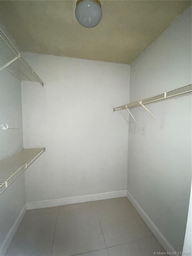 Foto del edificio - 8701 Wiles Rd