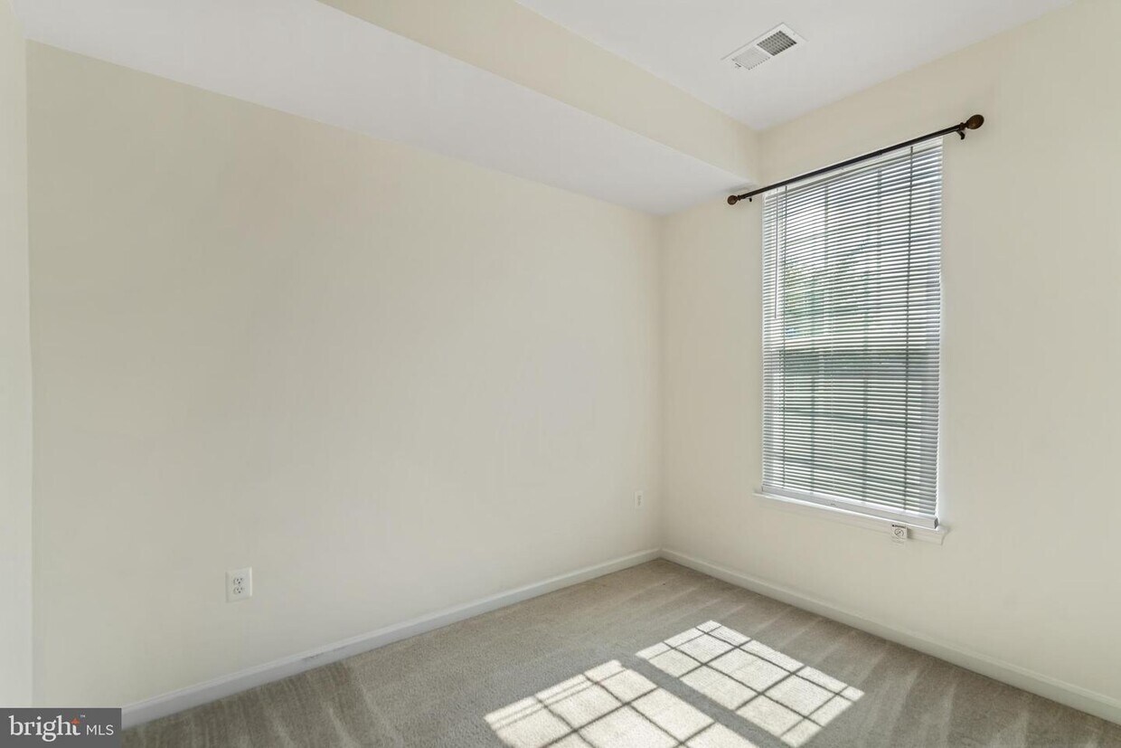 Foto principal - 1738 Featherstone Rd