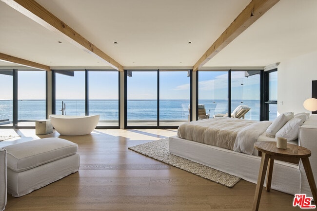 Foto del edificio - 24548 Malibu Rd