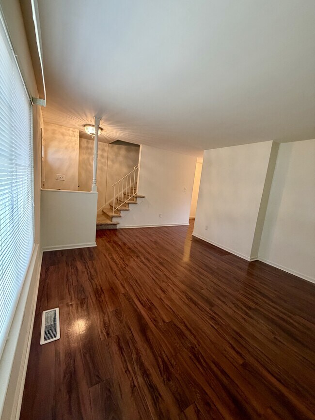 Foto del edificio - 305 W Cadbury Dr