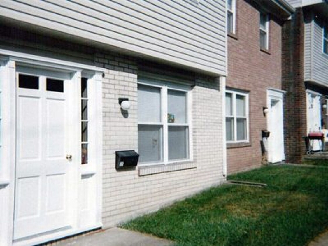 Building Photo - 3 BR