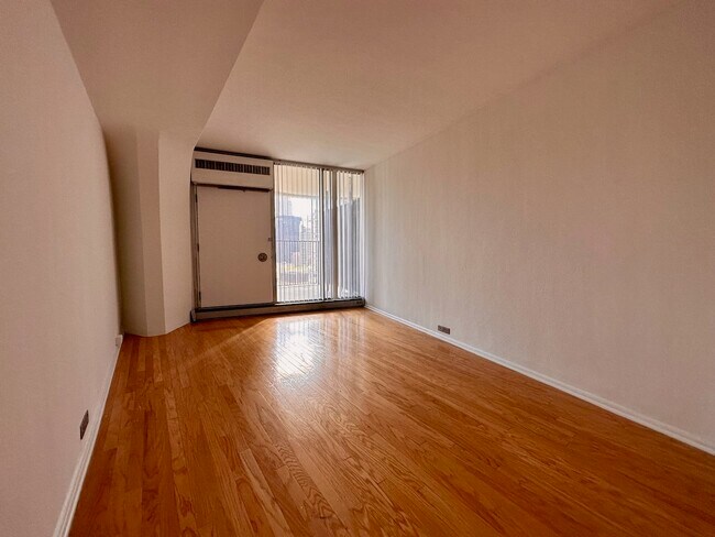 Foto del edificio - 300 N State St