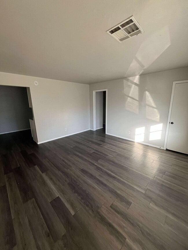 Foto del edificio - 701 E Holman Ct