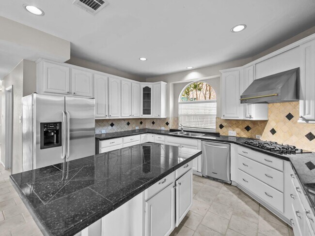 Foto del edificio - 2421 Kittyhawk Dr