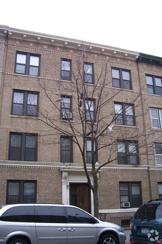 Foto del edificio - 61-20 Woodbine St