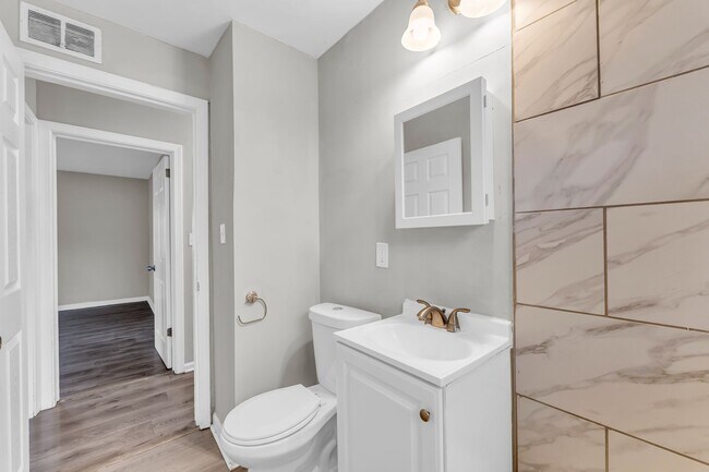 Building Photo - Charming 3-Bedroom Property in Prime Location