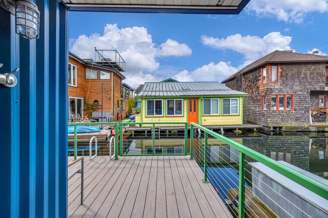 Foto del edificio - 2 bed 1.5 bath houseboat on Lake Union