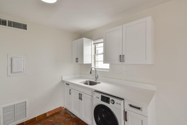 Building Photo - 3907 S Flagler Dr