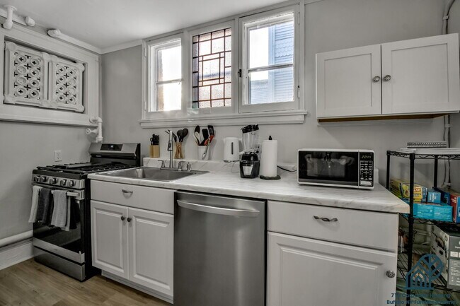 Foto del edificio - Furnished 2-Bedroom Apartment near Elmwood Village