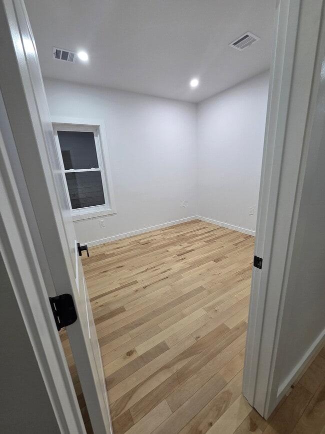 Building Photo - 9 Voorhees St