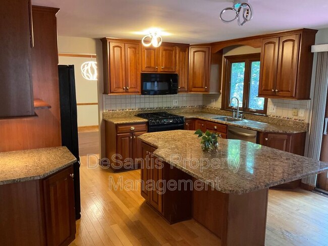 Building Photo - 471 Manordale Rd