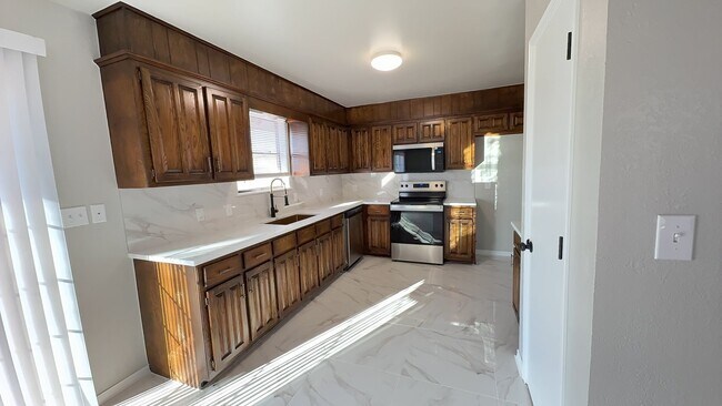 Building Photo - Welcome to this newly remodeled gem located in the heart of Tulsa!