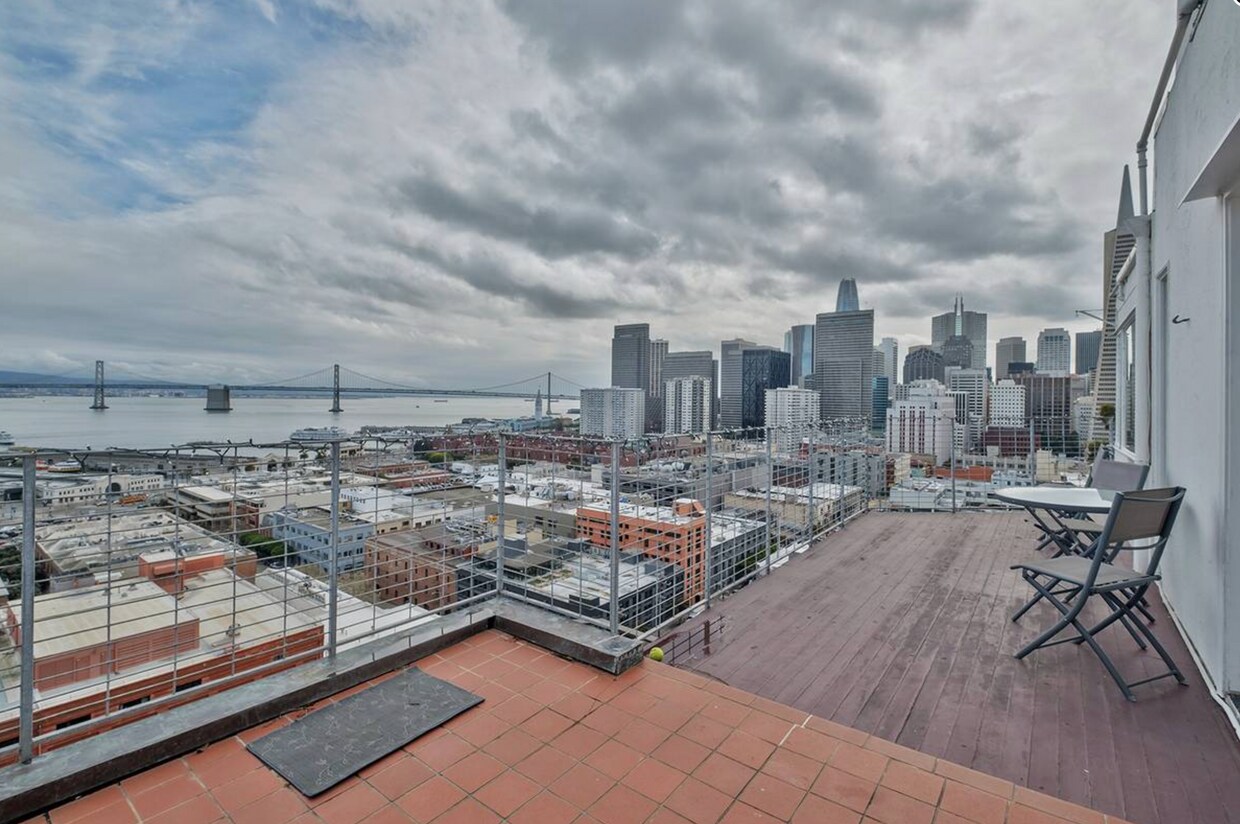 Private Penthouse Deck - 36 Calhoun Ter